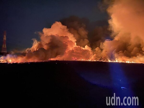 台南市歸仁區鄰近高雄的沙崙農場農地起火,濃煙隨北風飄向高雄。記者周宗禎/翻攝