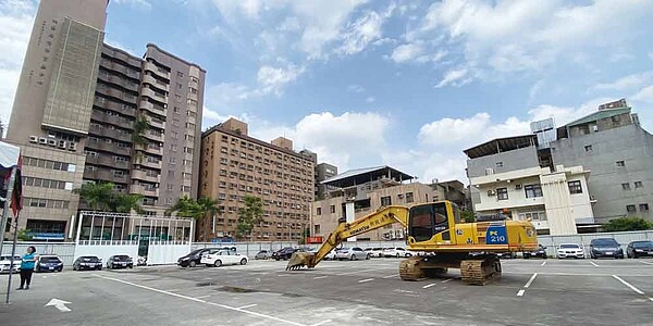 繼取得桃園東門停車場案後,復興路案再度由立信機構拿下,圖為桃園區首件動工的都更案「東門停車場」。圖/本報資料照片