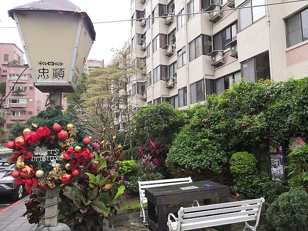 聖誕將至，忠順里已經佈置好聖誕裝飾。/攝自吳佳燕