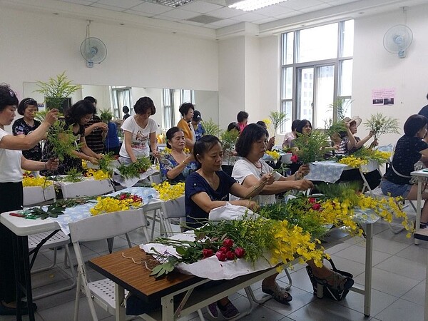 插花課程讓前港里里民有更多與藝術接觸的機會。圖／截自「前港里辦公室」臉書粉專