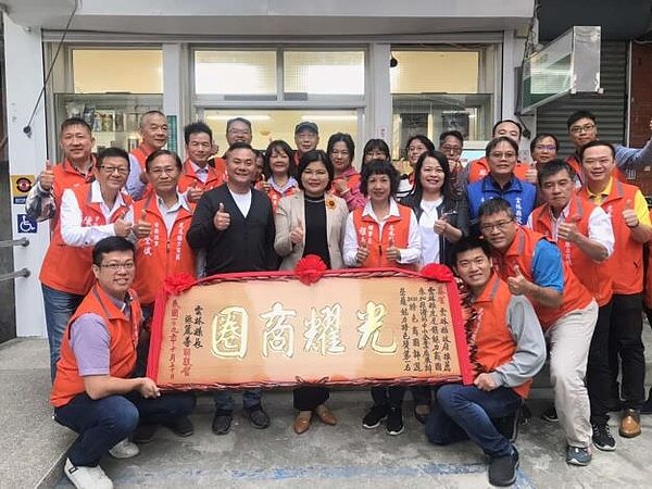 虎尾鎮魅力商圈拿下2020特色商圈評選魅力特色獎第一名,張縣長親贈「光耀商圈」賀匾。圖/雲林縣政府新聞處提供