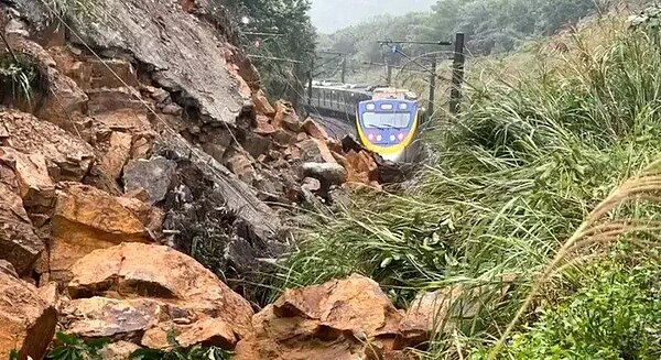 落石差點埋火車!台鐵監測大雨落石急擋停下救百人。記者游明煌/翻攝
