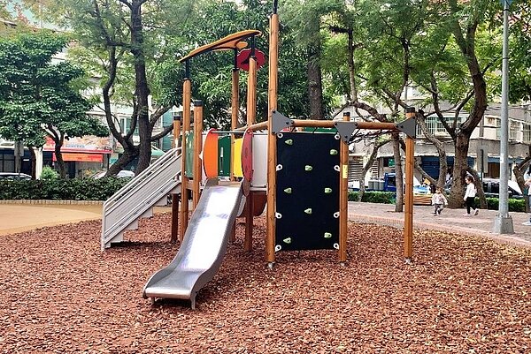 溜滑梯的底下的木屑鋪面是環保材料。/攝自周希雯