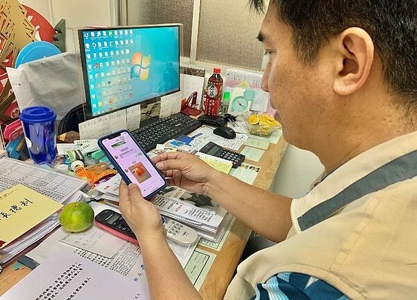 王德利因應E世代設立Line官方賬號，目前已約有800人加入。/攝自周希雯