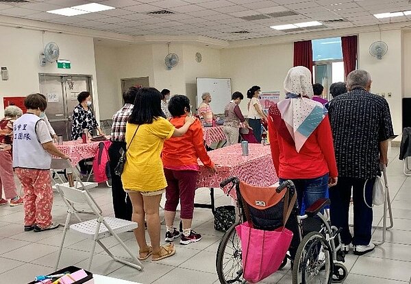 許多長者即使行動不便仍熱衷參與課程。/攝自周希雯
