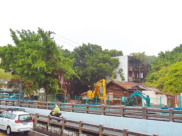 台鐵宿舍群共66棟建築,其中18棟進行拆除中,緊接著投入修復、綠美化刻不容緩。(吳敏菁攝)