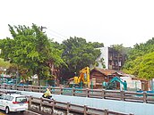 擋住國寶車庫出路　閒置大樓喊拆