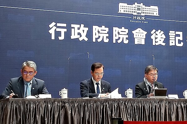 國發會主委龔明鑫(右)針對「地政三法」通過修法進行要點說明。圖/好房網News記者林和謙攝