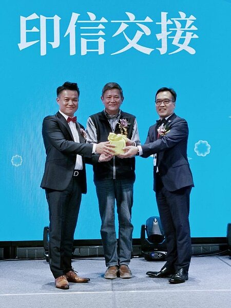 映興電子董事長賴柄源由豐境建設總經理邱名仕手上接下理事長一職。