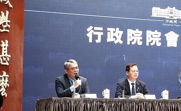內政部次長花敬群(左)表示,預售屋紅單納管相關修法條文已經差不多,傾向朝不得轉售來處理。圖/好房網News記者林和謙攝