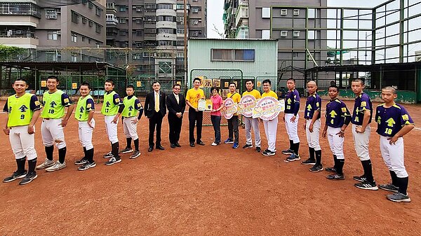 永慶不動產高屏區經管會葉誌螢會長帶領夥伴，捐贈十萬元專業練習網，前金國中黃微雅校長代表致贈感謝狀。圖／永慶房產集團提供