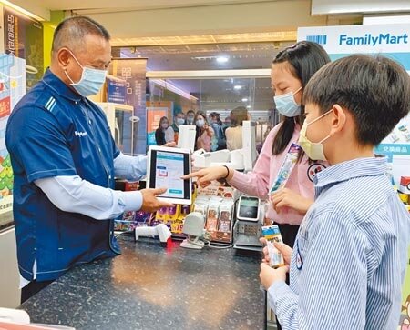 新北市推動「校校有智慧教室」教育目標,全家便利超商10日捐贈會員App點數1億點。(許哲瑗攝)