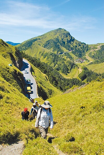 受到疫情影響，國內登山活動熱絡。（太魯閣國家公園管理處提供／王志偉花蓮傳真）