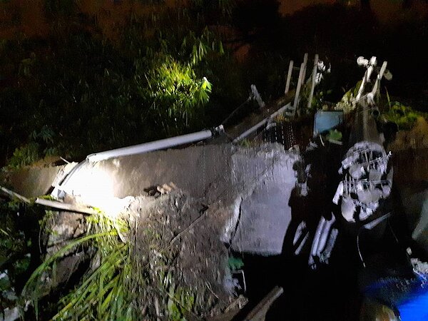 地震前8分鐘基隆光華路擋土牆傾倒,落石壓電桿停電。圖/議員張秉鈞提供