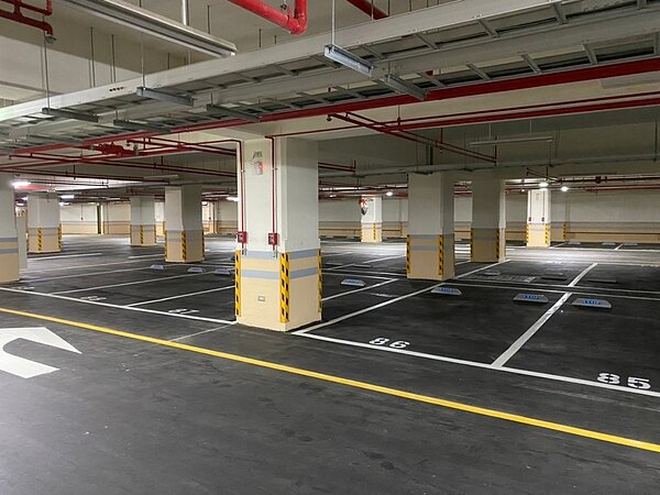 民安國小地下停車場停車空間。圖／新北市政府提供