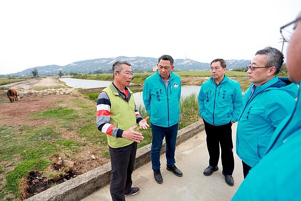 金門久旱不雨金門縣長楊鎮浯(左二)日昨率員到金沙地區視察相關災情,金沙鎮長吳有家(左一)也幫農民陳情。圖/縣府提供