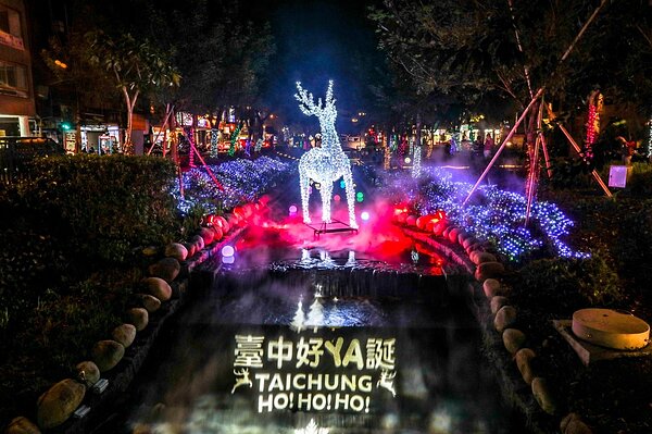 高達4公尺的神秘白馴鹿出沒綠川河道中央。圖/台中市政府提供