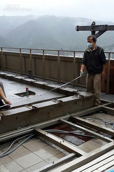 「小豬」羅志祥在豪宅頂樓的違建游泳池拆了,目前只剩部分墩座。照片台北市建管處提供