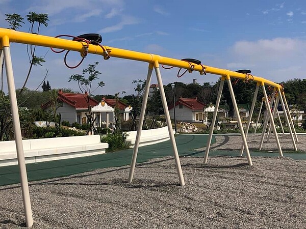 彰化縣政府斥資9000萬打造公園,盪鞦韆眼前景觀竟是墳墓。圖/截自溪湖鎮大竹里里長何炳樺臉書