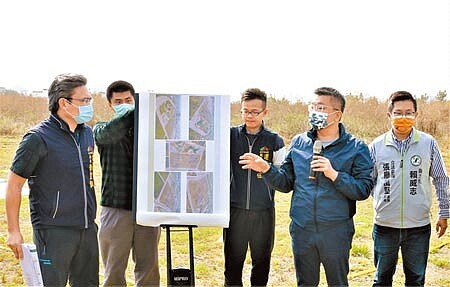 立法院副院長蔡其昌(右二)11日會勘將設在南屯「台中市足球運動休閒園區」,催生符合國際比賽規格的足球場地。(盧金足攝)