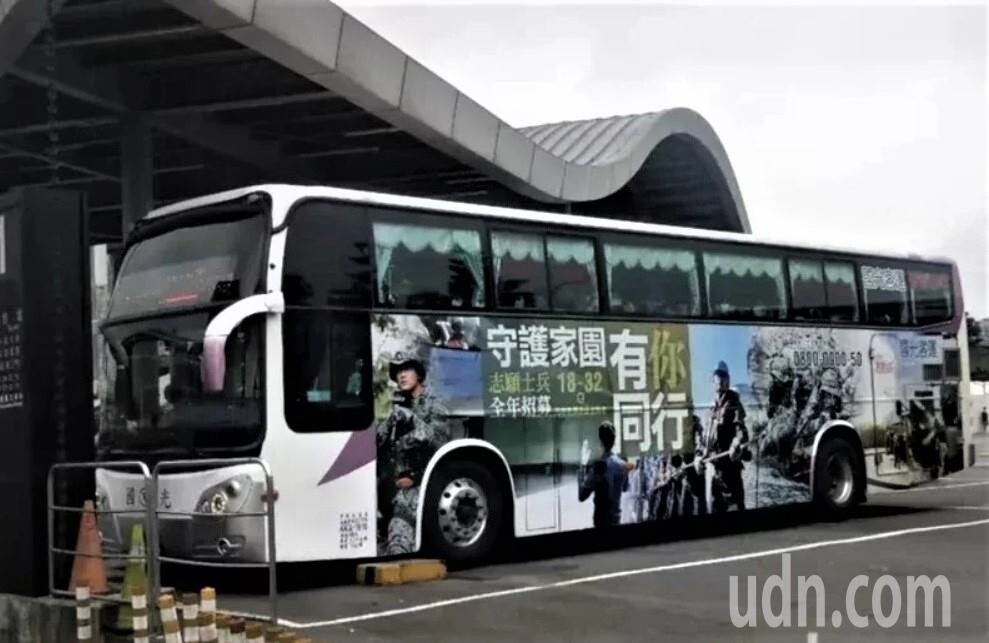 基隆嚴查野雞車加連日雨國道客運上車難，國光：增班次。記者游明煌／攝影