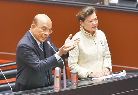 經濟部長王美花（右）、行政院長蘇貞昌（左）。（張鎧乙攝）