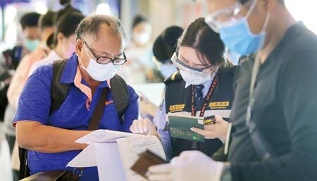 案719日前被證實曾與案693住過同所防疫旅館，中央流行疫情指揮中心派員對環境進行採樣。圖／中時資料照