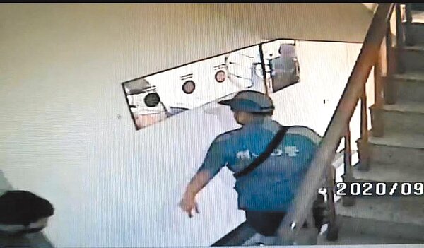 楊姓主嫌等3人穿著刑警背心假冒警察,搜索廖男住處後隨即揚長而去。(民眾提供)