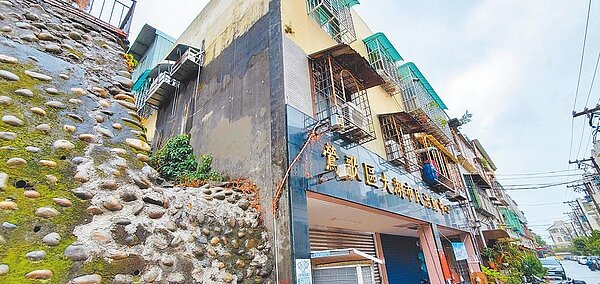 鶯歌區大湖里國際路老宅下方坡坎年久失修，出現土石剝落問題。（新北市議員黃永昌提供／蔡雯如新北傳真）