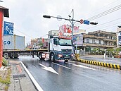 國道1號頭屋出口90度　大車過彎卡卡