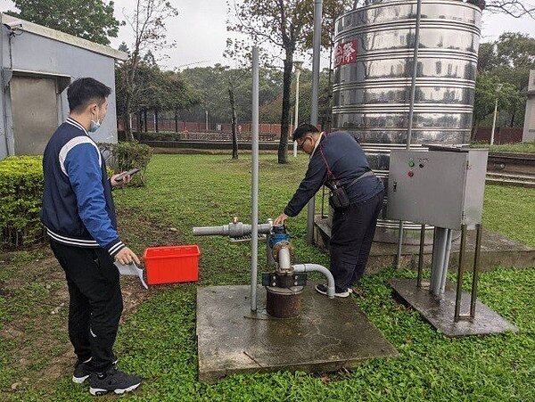 中壢區新龍岡公園有現成水井,市府研議增設消防水車龍頭與水龍頭打造抗旱水井。圖/桃園市政府提供