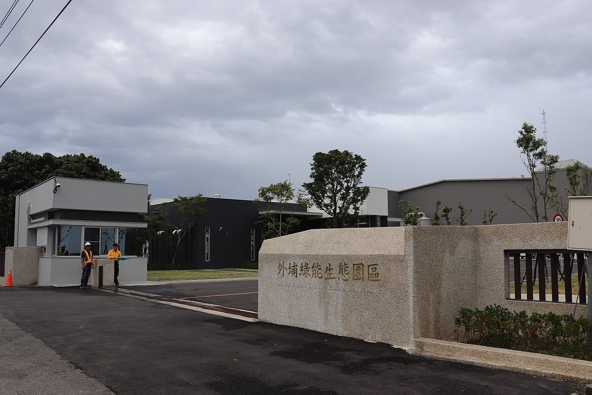 台中外埔綠能園區促參案廚餘發電,後來又加入稻稈,業者卻不具備處理木料汽化的發電技術,電廠停擺,稻稈堆滿倉庫,環保局要重新議約。圖/議員李中提供