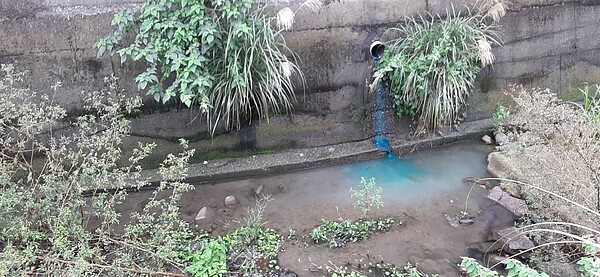 環保局經示蹤劑比對流向確認廢水來源。圖/新北市環保局提供