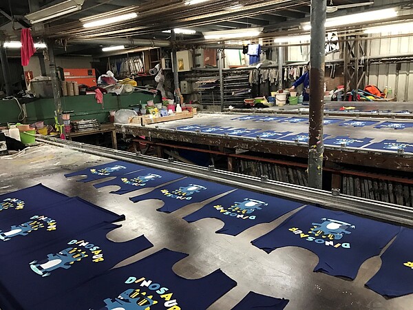 環保局破獲位於中直路上從事印刷的業者,將洗滌後含有染劑之廢水排入觀音坑溪中,最重將處300萬元罰鍰。圖/新北市環保局提供