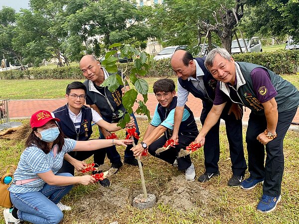 台中市政府鼓勵公、私團體認養公廁、空地綠美化、海岸淨灘。圖/台中市政府提供