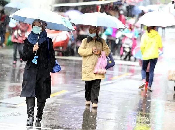 入冬最強冷空氣明晚報到，中央氣象局說一連影響到下周三，會為北部、東半部帶來水氣。圖／聯合資料照