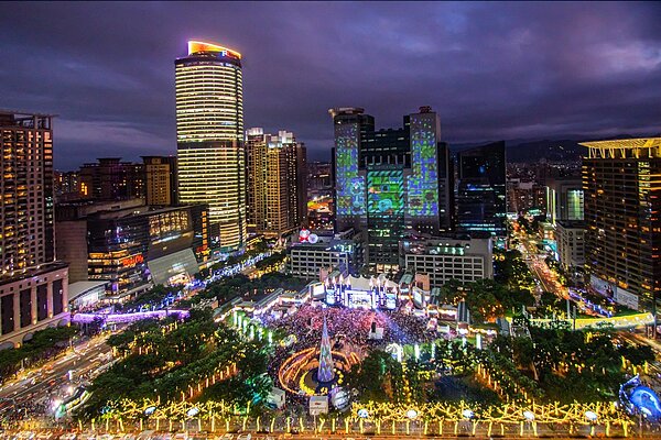 新北歡樂耶誕城巨星演唱會每年都吸引大批民眾造訪，今年預計會有20萬名遊客參加活動。圖／新北觀旅局提供