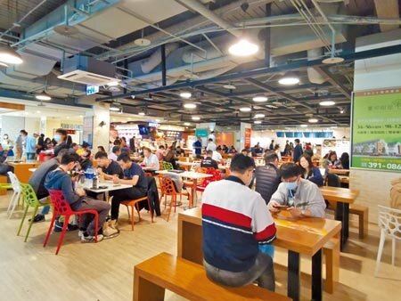 南科園區有近8萬就業人口，園區的Park17商場餐廳中午幾乎座無虛席。（劉秀芬攝）