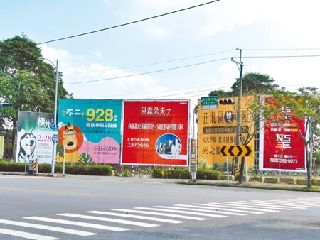 台南科學園區發展帶動周遭地區房價,善化重要路口旁隨處可看到建案廣告。(劉秀芬攝)