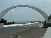 跨海大橋水泥剝落　「再包一次」