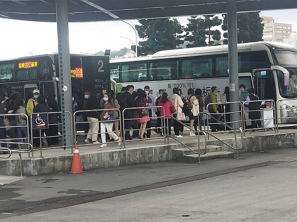 基隆嚴查野雞車加連日下雨,國道客運搭車人數增加,一名通勤族抱怨,上午7點30分等車,到台北辦公室已經9點半。國光允增加班次。圖/聯合報系資料照