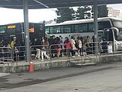 客運爆滿　基隆通勤上車難