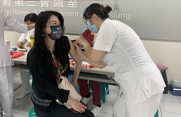 醫界還是鼓勵接種流感疫苗,擔心流感又爆發新冠疫苗疫情,在鑑別上會有些困難,且萬一同時感染流感與新冠肺炎,病情有可能會更嚴重。記者徐如宜/攝影