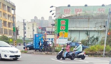 有民眾日前因待轉格停滿，只好停在旁邊，卻遭警察開單。民代認為員警取締應該要保有彈性。（賴佑維攝）