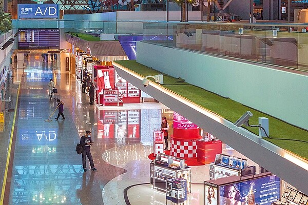 受到新冠肺炎的影響,觀光客如雪崩式的下滑,雖然目前已有國家開始有鎮疫苗施打,但在疫情未見和緩的情況下,邊境管制仍是嚴格,明年來台觀光客數沒有預期樂觀。圖為在桃園機場的免稅店區,因為沒有旅客,顯得格外的冷清。(陳麒全攝)