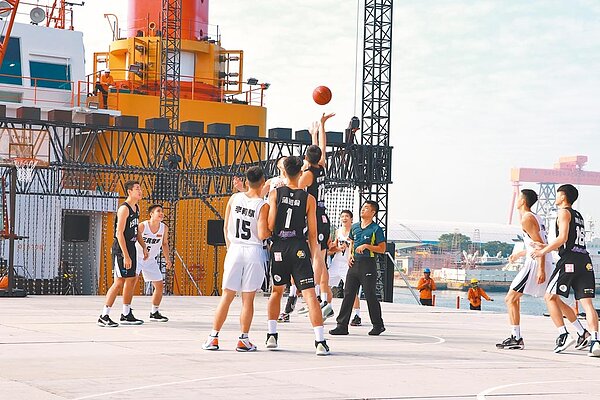 「一三七籃球隊」及「夢想家青年隊」在海上舞台進行籃球交流賽，展現平穩度。（高市新聞局提供／袁庭堯高雄傳真）