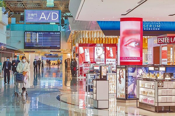 受到新冠肺炎的影響,觀光客如雪崩式的下滑,雖然目前已有國家開始有鎮疫苗施打,但在疫情未見和緩的情況下,邊境管制仍是嚴格,明年來台觀光客數沒有預期樂觀。(陳麒全攝)