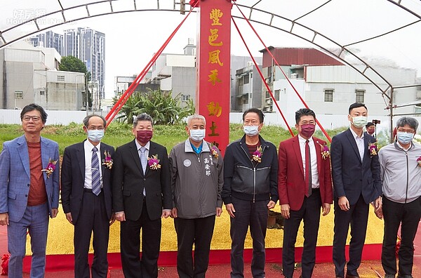 桃園市中路重劃區新案「豐邑風禾」12月12日動工,桃園副市長高安邦(左4)、豐邑機構總經理邱崇喆(左3)和創意家行銷董事長王明正(右3)都到場,預計該案3年後完工。照片創意家行銷提供