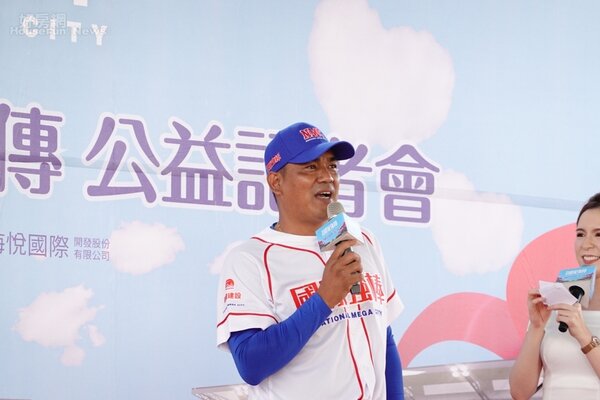 達麗建設請來中華隊永遠第4棒陳金鋒代言建案，並且宣布明年春季將舉辦「達麗盃」棒球錦標賽。照片達麗建設提供