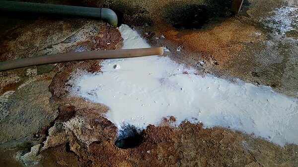 豆干行現場作業中,廢水直接留至地面孔洞。圖/新北市政府提供